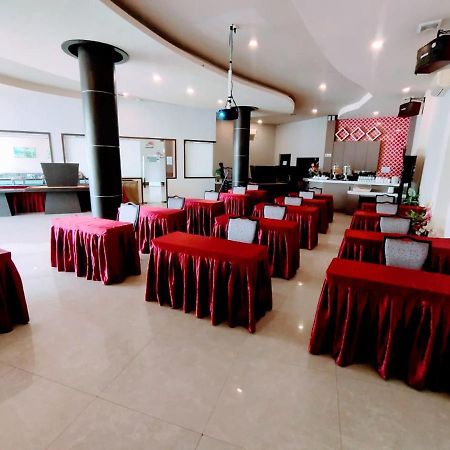 Os Hotel Tanjung Uncang Sagulung 外观 照片