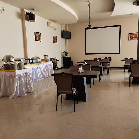 Os Hotel Tanjung Uncang Sagulung 外观 照片