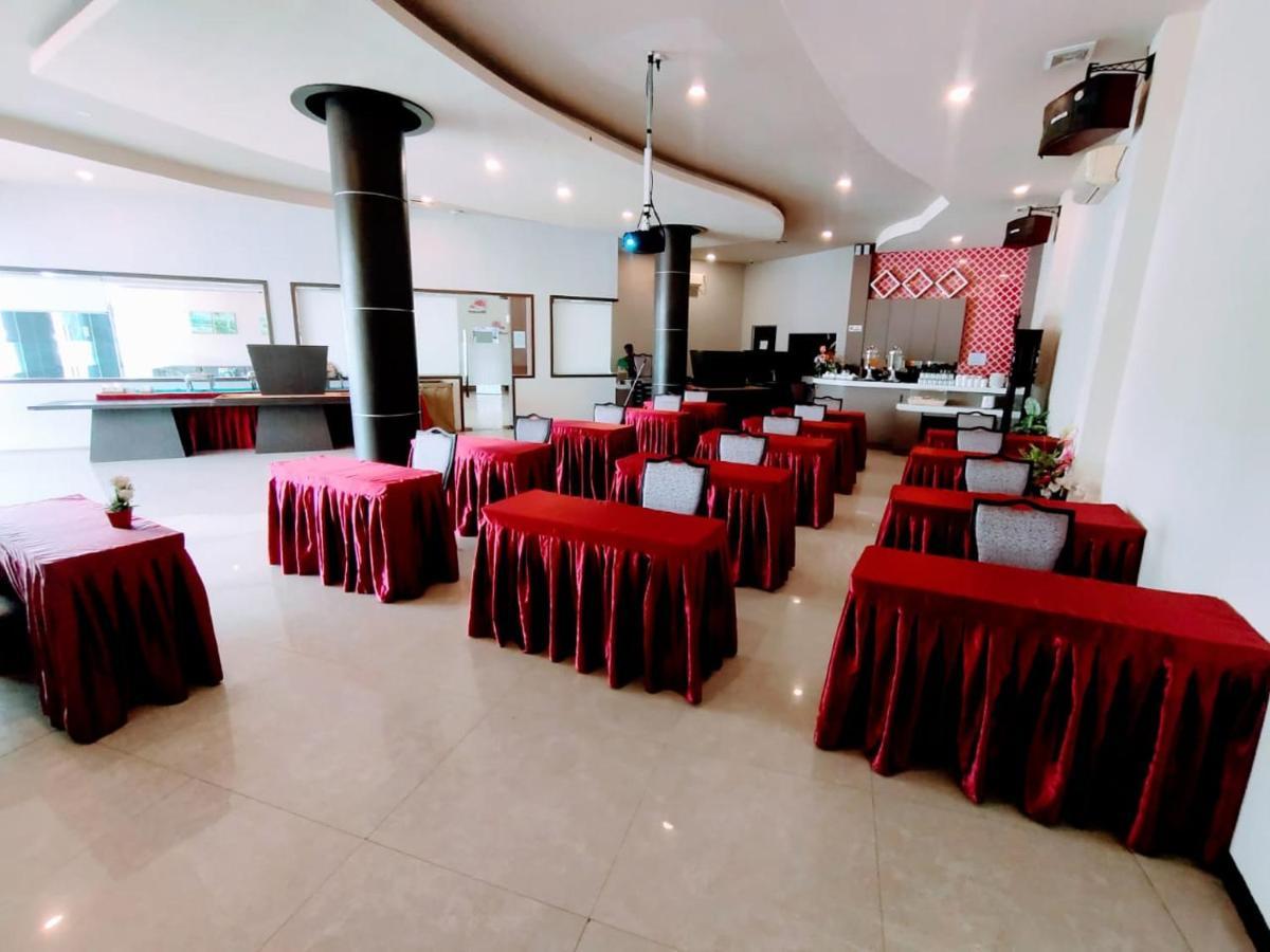 Os Hotel Tanjung Uncang Sagulung 外观 照片