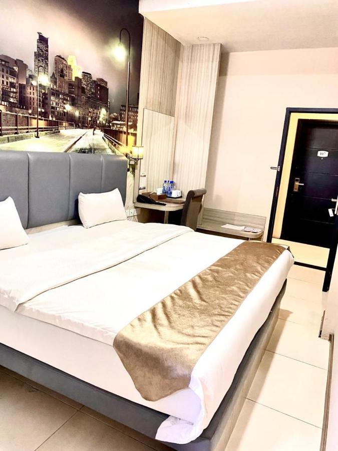 Os Hotel Tanjung Uncang Sagulung 外观 照片