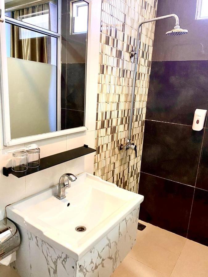 Os Hotel Tanjung Uncang Sagulung 外观 照片